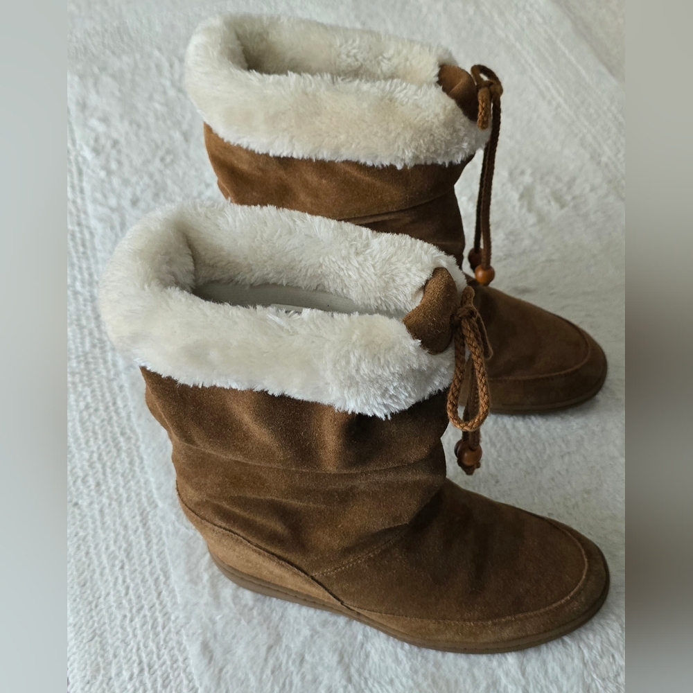 Sketchers Women's Hidden Wedge Adds on Height Boots Suede, Chestnut  Size 7.5